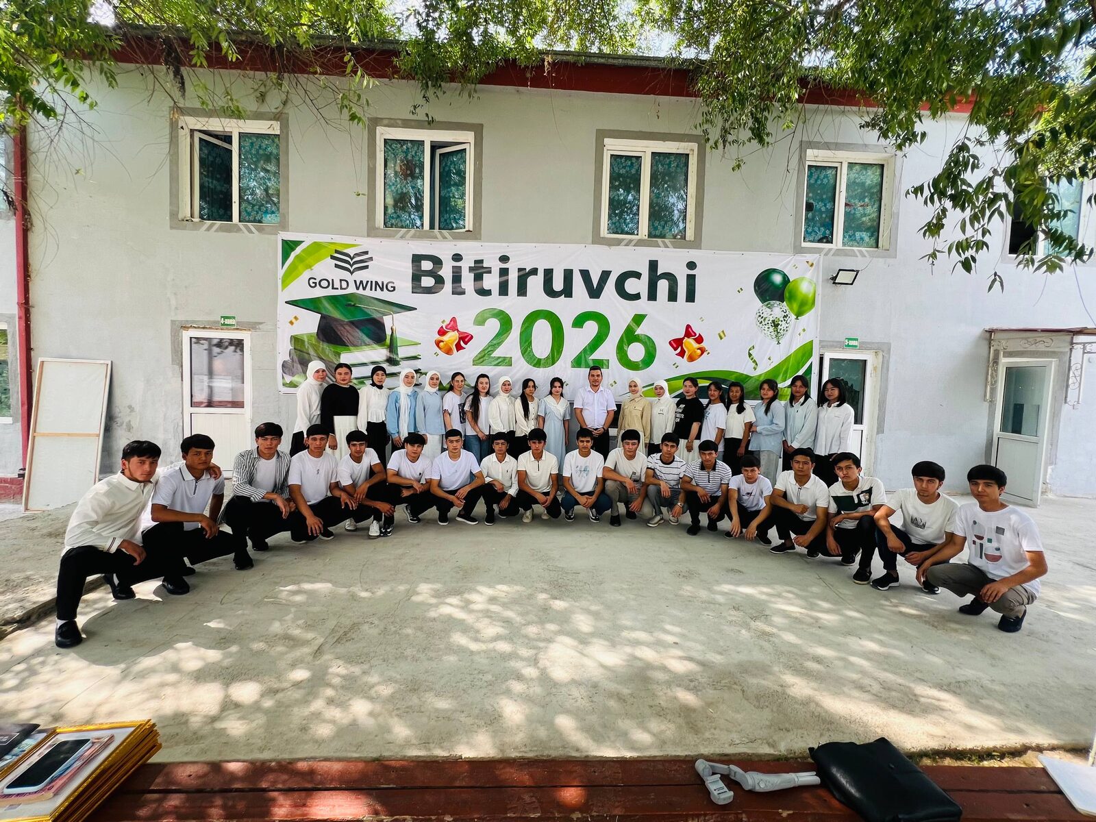 Maktab hovlisi — keng foto